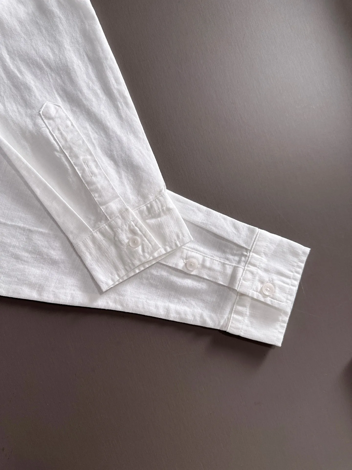 P360 Paul's 2025 new striped shirt, a versatile long-sleeved shirt for business and leisure. After a new style interpretation, with eye-catching earth tones, the fashion trend index of the entire shirt immediately soared! Made of imported 100% poplin cotton material, the light, silky and glossy silk fabric properties bring an unusual high-end visual sense. Needless to say, the upper body comfort is hand-cut. The pattern of the rear horizontal bar is restored, which is the only difference in the market! Technological electrostatic pressure spraying machine. The fluff is attracted by the plant body due to the different electric potential. It accelerates vertically and flies up to the pattern that has been scraped and primed. It is then dried in a high-temperature pipe oven to increase the fastness. The fashionable small pointed collar is paired with a flat-angle hem design, the overall simplicity and ability! Size: M-3XL
